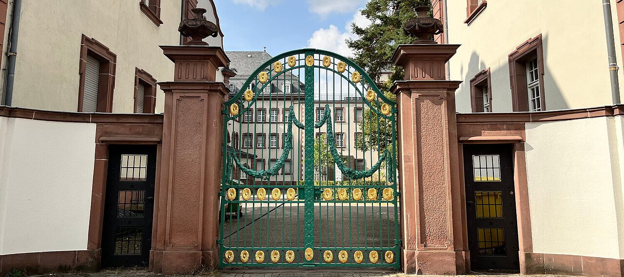 Tor zum Innenhof des Rechnungshofs