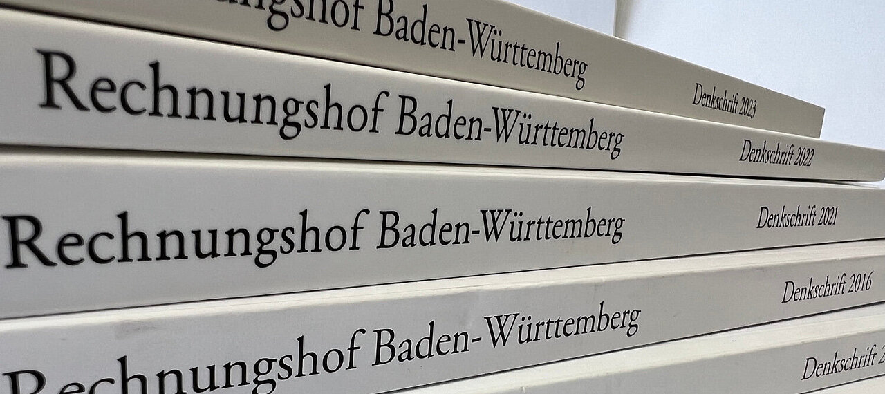 Stapel von Denkschriften des Rechnungshofs