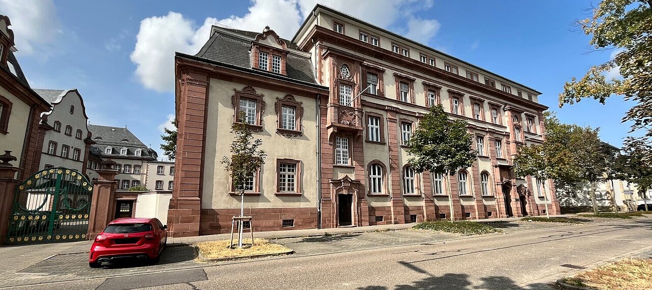 Gebäudevorderansicht des Rechnungshofs Karlsruhe