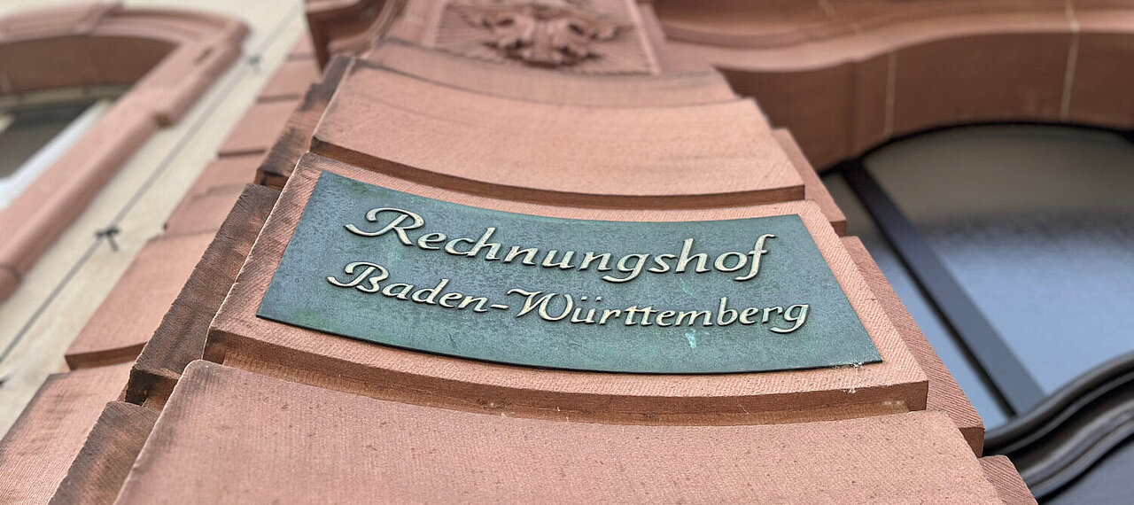 Schild des Rechnungshofs am Eingang