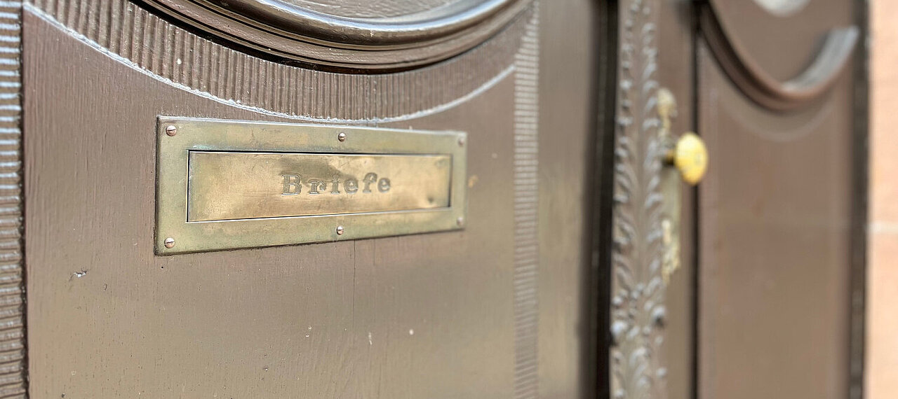 Eingangstüre vom Gebäude des Rechnungshofs in der Stabelstraße
