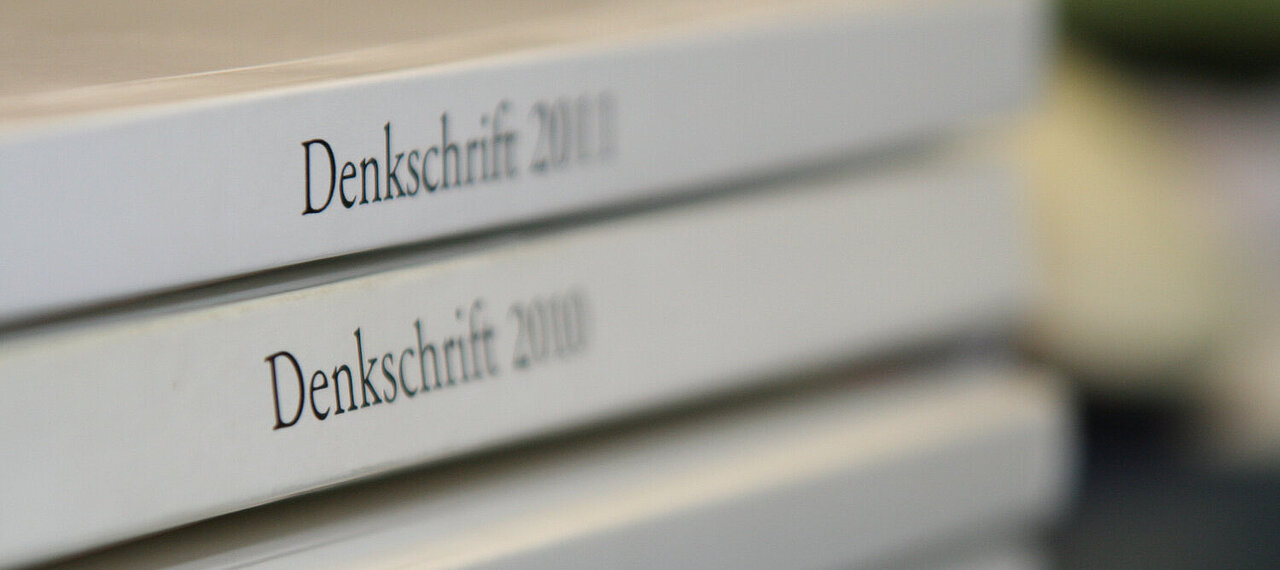 Stapel von Denkschriften des Rechnungshofs