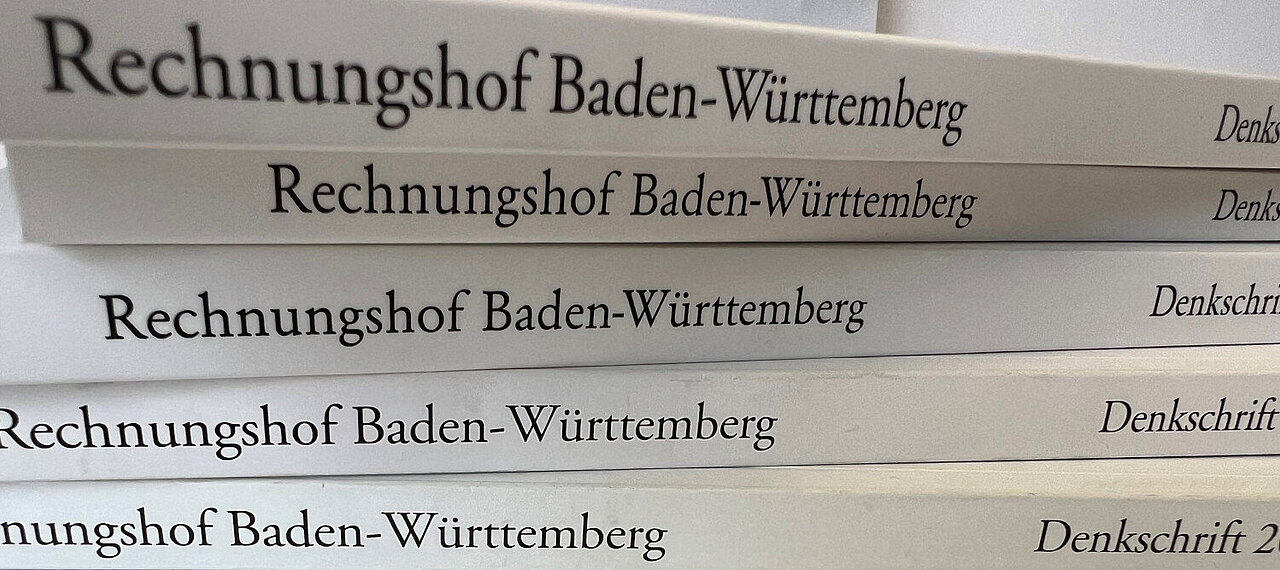 Stapel von Denkschriften des Rechnungshofs