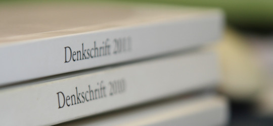 Denkschriften mit der Aufschrift "Denkschrift 20"